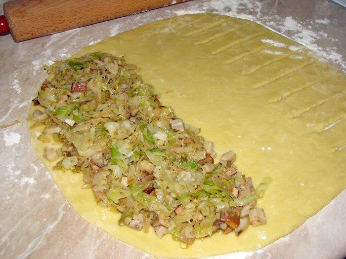 Кулебяка с капустой и солеными грибами