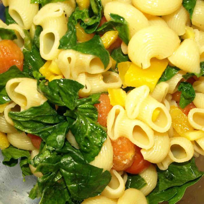 Теплый салат из пипе ригате с курицей и шпинатом