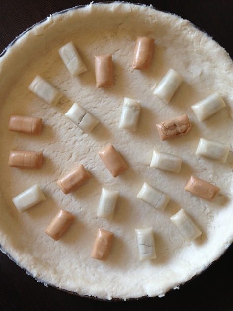 Тарт из творожного теста с карамельками