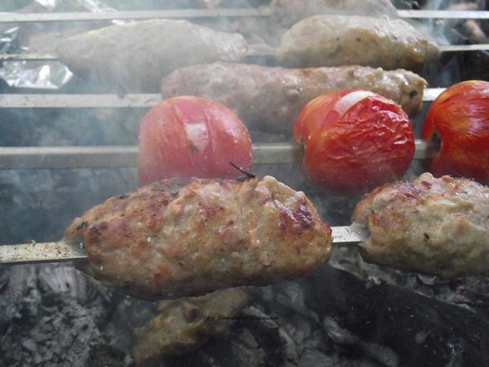 Люля-Кебаб с маринованным луком и соусом