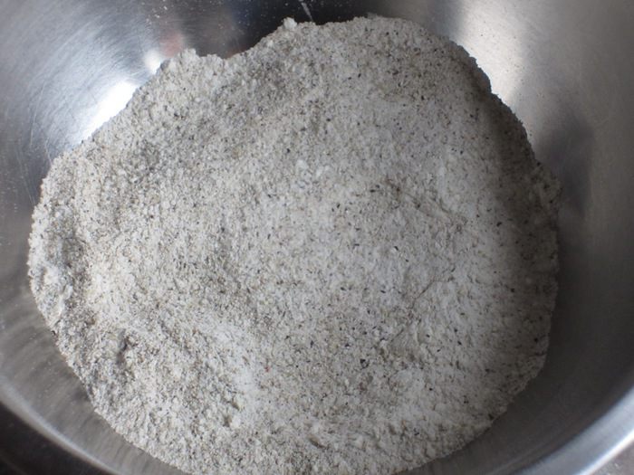 Блинчики на гречневой муке с куриной печенью и карамелизированным луком