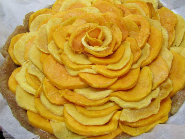 Пирог с карамелизированной тыквой, фисташками и марципаном