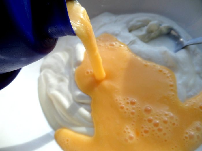 Золотистый заливной пирог с рыбой