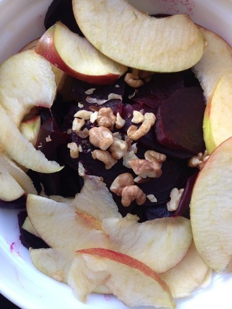 Салат со свеклой, сельдереем и апельсином под заправкой из ряженки