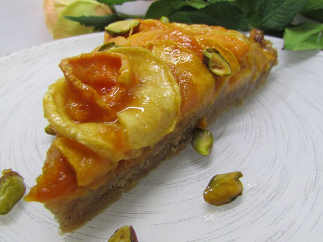 Пирог с карамелизированной тыквой, фисташками и марципаном