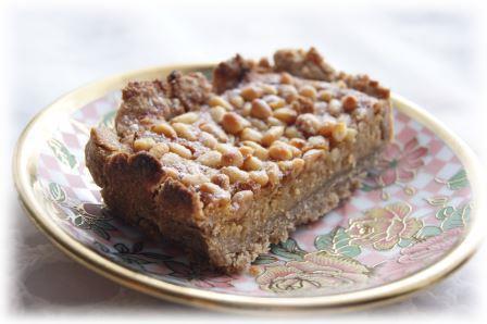 Пирог с кедровыми орешками и медовым заварным кремом