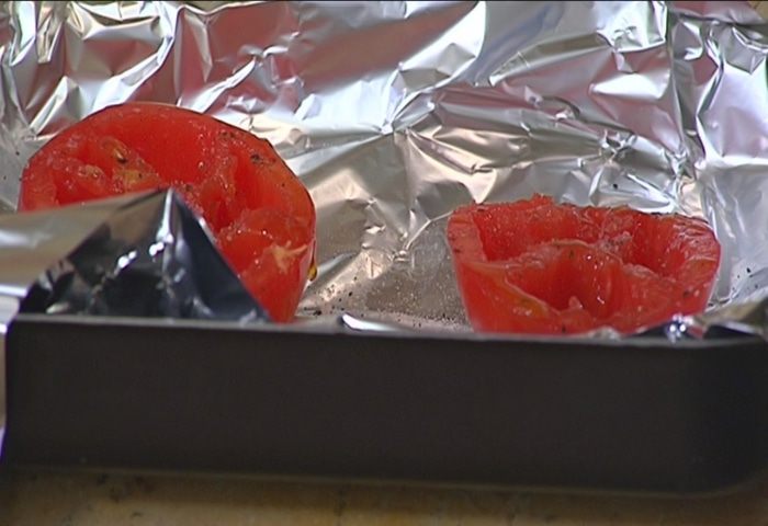 Брускетта с помидорами, беконом и яйцом пашот 