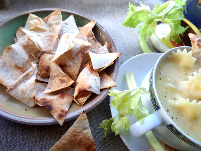 Сырно-макаронный суп и чипсы из лаваша