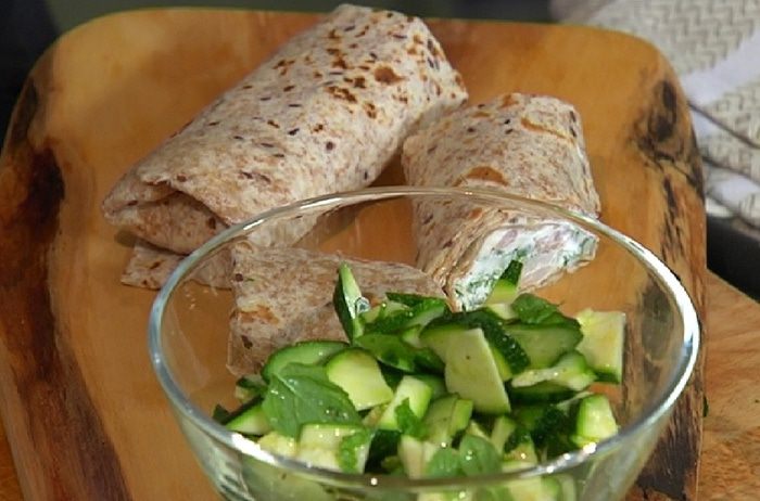 Тортильи с креветками и зеленым салатом