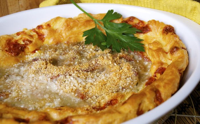 Заварной пирог с сыром и ветчиной