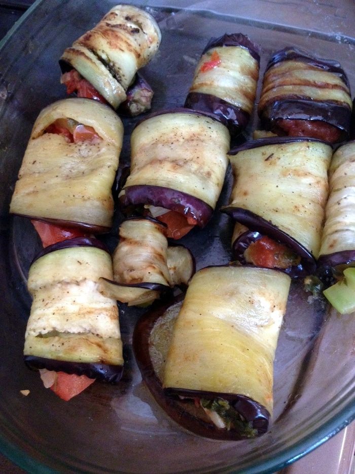 Рулетики из баклажанов с овощами