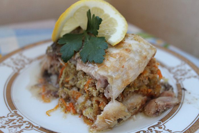 Запеченный карп с капустой и икрой