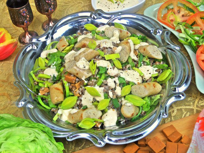 Теплый салат из гречки с колбасками и сыром