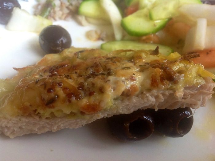 Свиные медальоны под сливочно-горчичной шапочкой