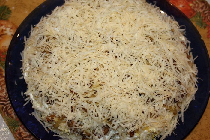 Слоеный салат под сырной шубой