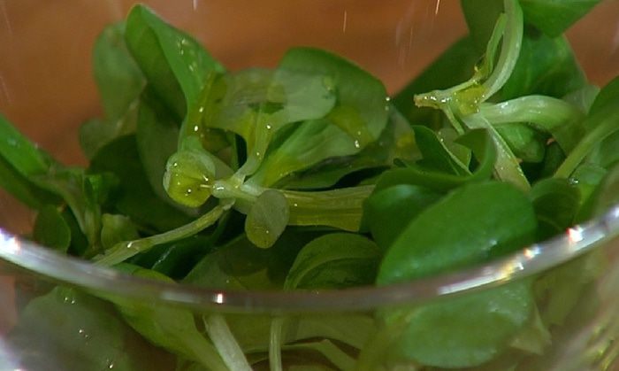 Сэндвич с яйцом, семгой и авокадо 