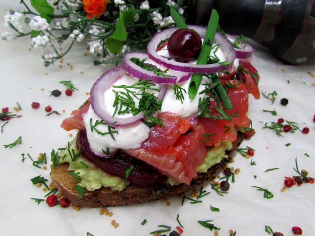 Бутерброды с лососем, свеклой и авокадо