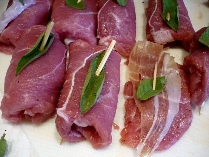 Рулеты из телятины с шалфеем и пармской ветчиной