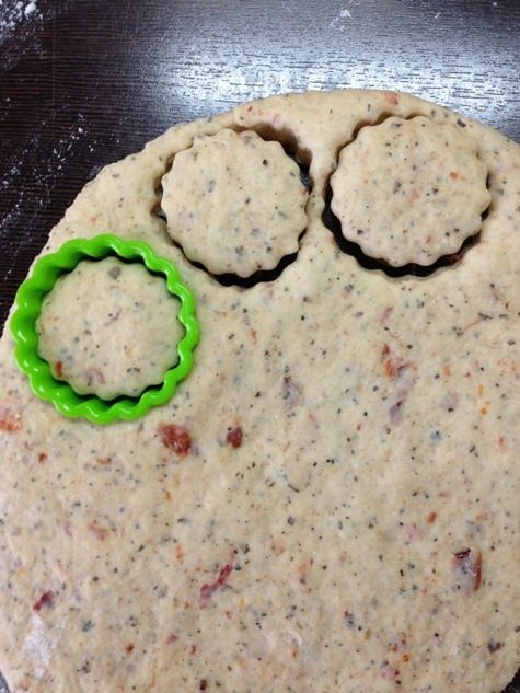 Печенье с вялеными помидорами и базиликом