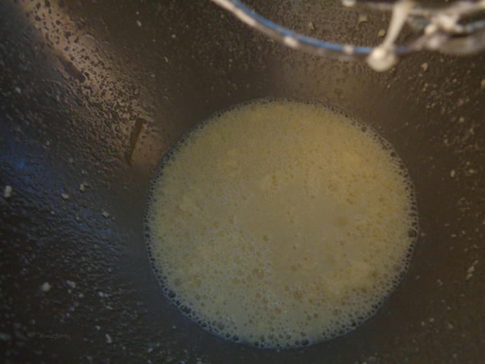 Клубничный бисквитный пирог с цукатами экзотических фруктов