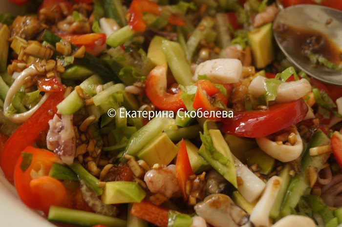 Салат с морским коктейлем