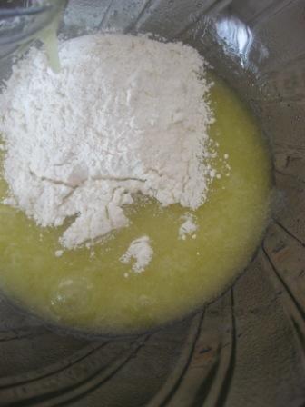 Пряный сливовый пирог на пиве