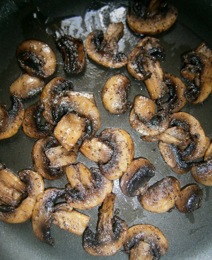 Салат с апельсином, грибами, помидором и маковым соусом