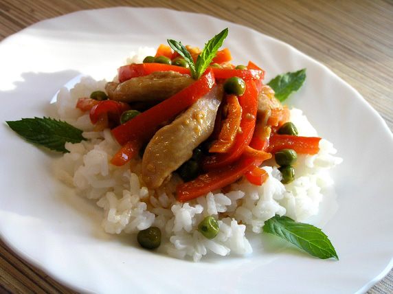 Соте из курицы с овощами и мятой
