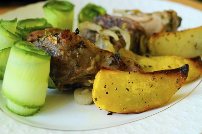 Свинина в нежном лимонном маринаде с картофельным дольками в итальянском стиле