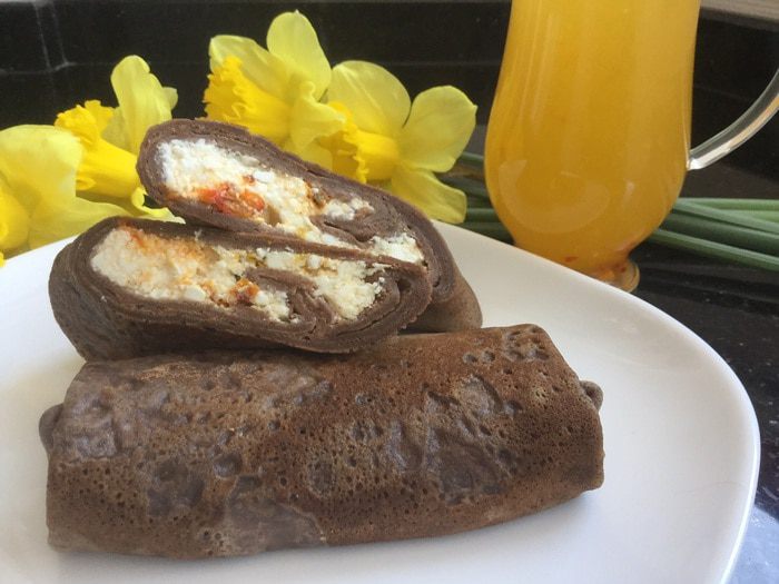 Шоколадные блины с медовой облепихой
