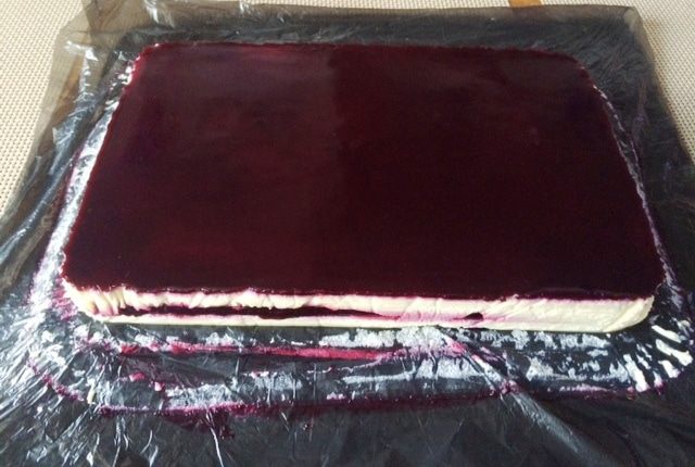 Торт-пирожное с клубникой и смородиной