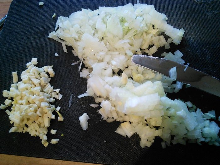 Суп с копчёными колбасками и зелёной капустой 