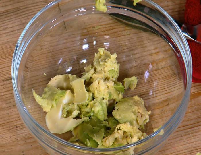 Яйца, запеченные в гренках, с соусом из авокадо 