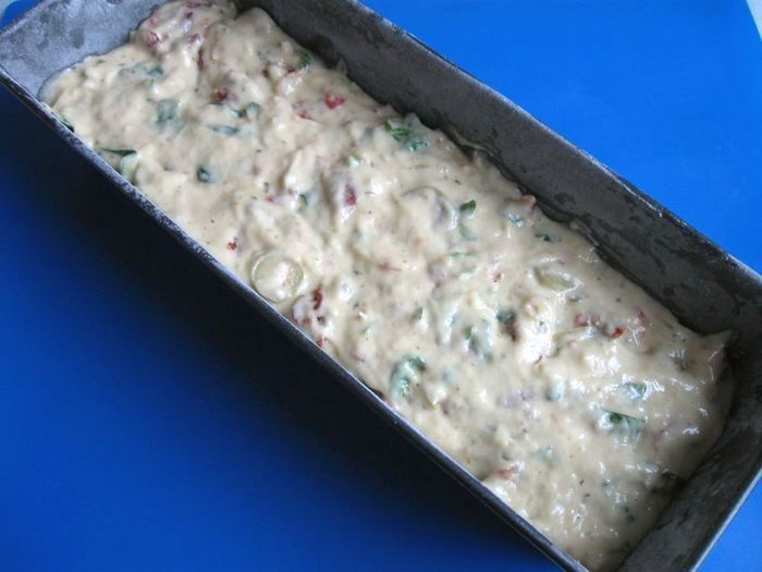 Кекс закусочный с вялеными помидорами, оливками и шпинатом