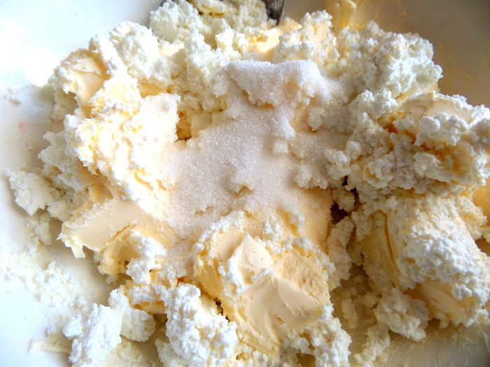 Творожный рулет с безейной прослойкой