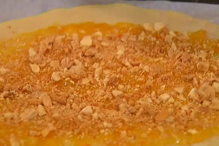 Быстрый пирог с апельсиновым джемом, орехами и амаретти 