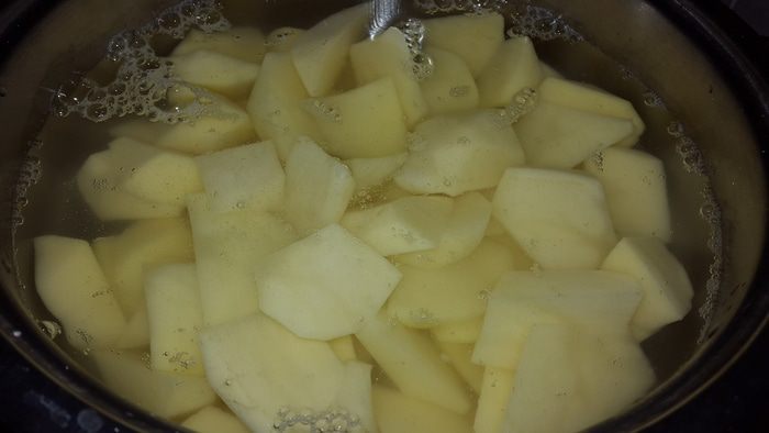 Рулетики из курицы со шпинатом и картофельное пюре