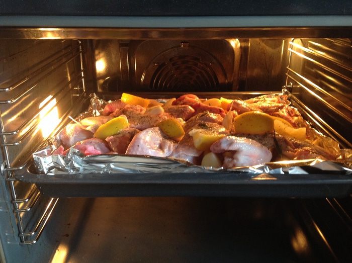 Курица с картофелем, запеченная с молодым чесноком