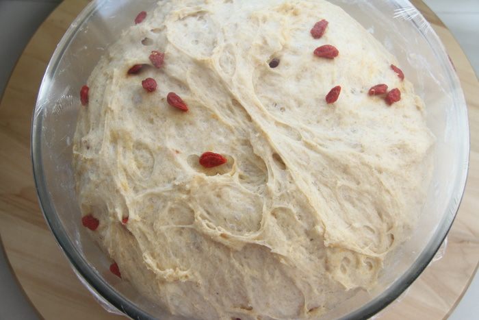 Плетеный хлеб с ягодами годжи