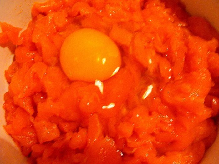 Острый лососевый рулет в тесте