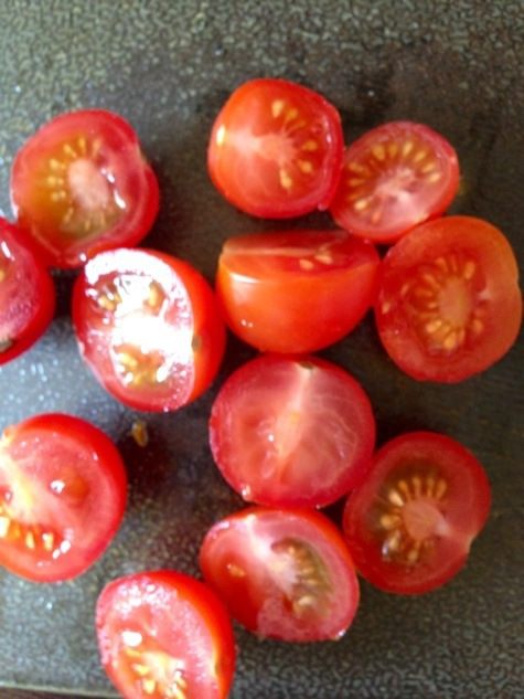 Закусочные томатные эклеры с кремом из моцареллы 