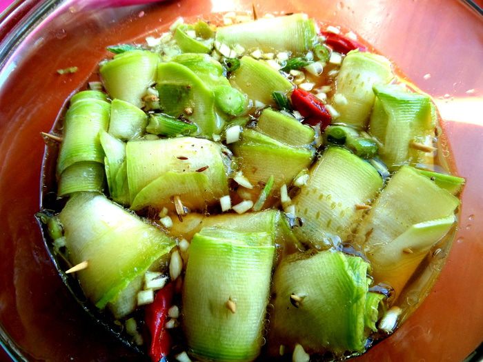 Маринованные роллы из молодых кабачков