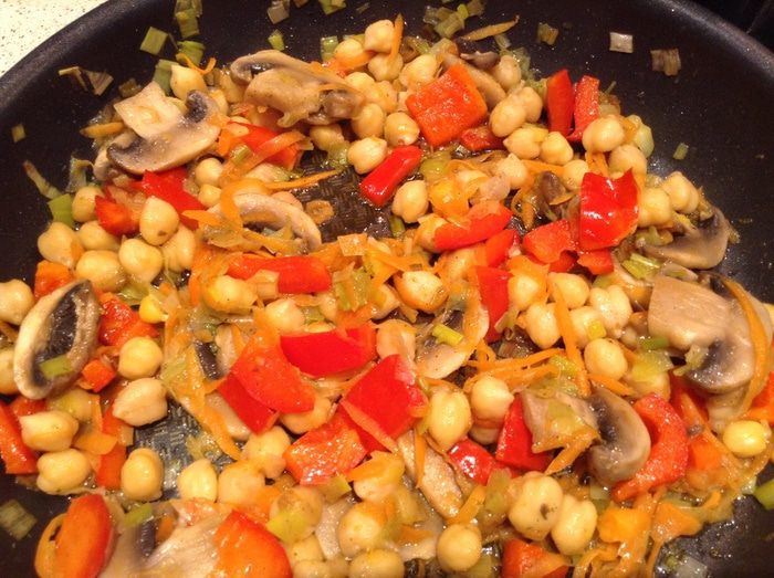 Теплый салат с нутом