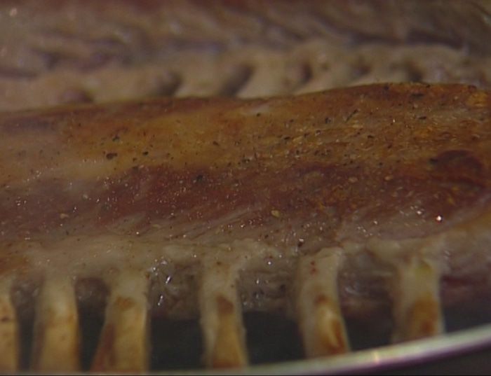 Бараньи ребрышки с баклажанным пюре и помидорами