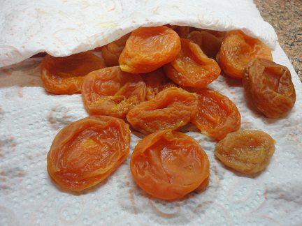 Рулет с курагой и маком