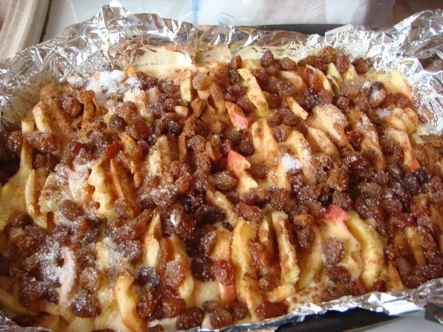 Шарлотка с яблоками и изюмом