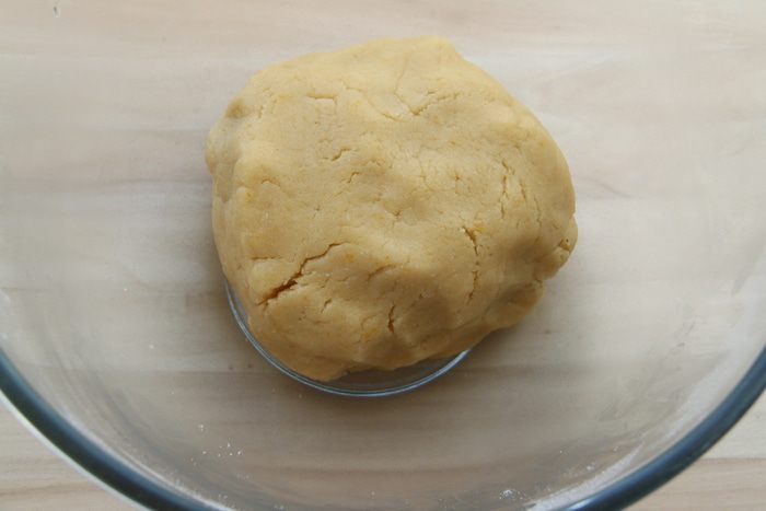 Миндальный тарт с черной смородиной