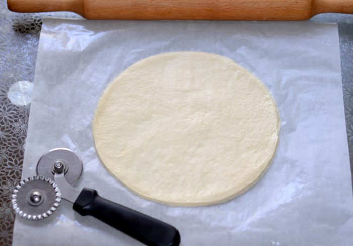 Пирог с нутом, зеленым горохом и зеленью