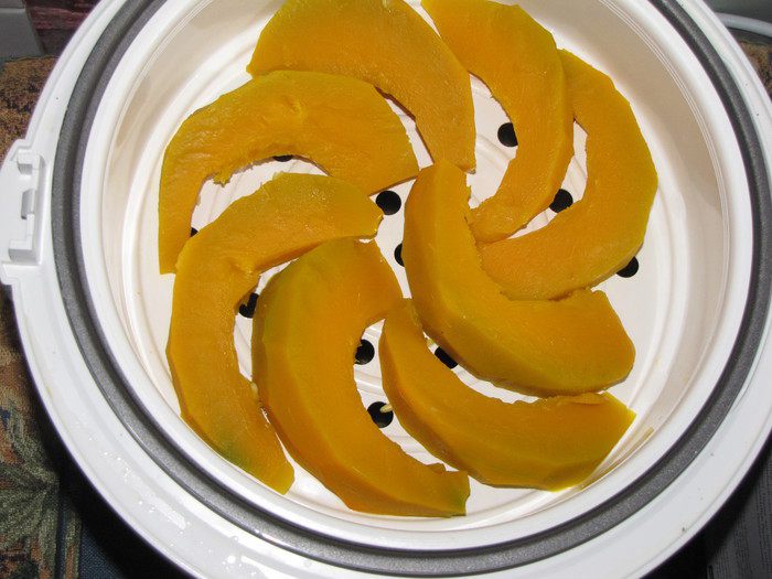 Пряный пирог с тыквой и орехами