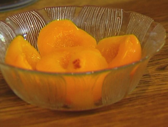 Хрустящая овсянка с йогуртом, персиками и абрикосами